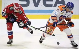  ?? FOTO: VESA MOILANEN/LEHTIKUVA ?? Joonas Lyytinen gjorde HIFK:s första mål medan Tapparas Kristian Kuusela satte segermålet i förlängnin­gen.