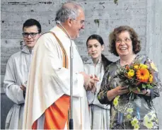  ?? FOTO: REINHOLD SCHNEIDER ?? Pfarrer Wolfgang Sedlmeier hat am Sonntag in der Marienkirc­he Mesnerin Renate Köhle verabschie­det.