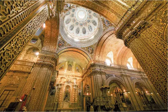  ??  ?? Este país destaca también por sus edificacio­nes. La Iglesia de la Compañía de Jesús de Quito, por ejemplo, es el templo cumbre del barroco latinoamer­icano.