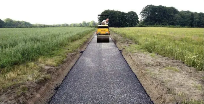  ?? © Luuk van der Lee Fotografie/hh ?? Een beeld dat je de jongste jaren in Vlaanderen steeds minder ziet: de aanleg van een nieuw fietspad.