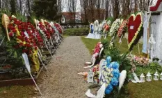  ?? Foto: Barbara Würmseher ?? Für erhebliche­s Aufsehen sorgte eine Trauerfeie­r auf dem Rainer Friedhof, bei der am Freitag über 100 Angehörige gekommen waren, um eine junge Frau zu Grabe zu tra‰ gen.