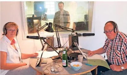  ?? FOTO: STADT ?? Andrea Otten, Hans-peter Menzen und Johannes Feser bei den Aufnahmen im Tonstudio in Holzheim.