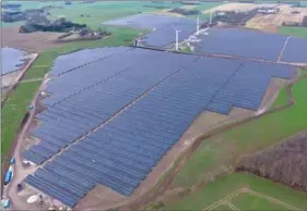  ?? ?? Solcellean­laegget her ved Voldby er på 55 hektar. Det planlagte anlaeg ved Hadsten er over fem gange så stort. Foto: Better Energy