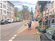  ??  ?? Rampen führen auf den Bürgerstei­g hinauf. Auf ihnen parken immer wieder verboten Autos. Poller am Rand des Radweges könnten das verhindern.