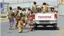  ?? -AFP ?? TAKING POSITION: Yemeni pro-government forces gather on the outskirts of Hodeida as they continue to battle for the control of the city from Houthi rebels on November 10, 2018.