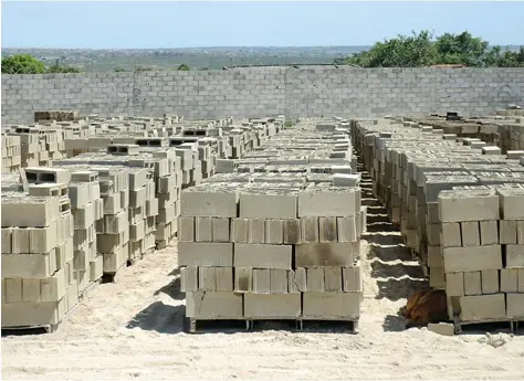  ?? EDIÇÕES NOVEMBRO ?? Fabrico de blocos de alvernaria é uma das actividade­s exercidas por pais de algumas crianças num estaleiro em Cacuaco