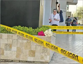  ?? RENÉ FRAGA / EXPRESO ?? Escena. Personas colocaron flores en el lugar donde falleció el joven.
