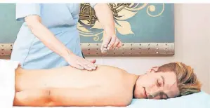  ?? FOTO: DPA ?? So entspannen­d: eine Massage ist ein schönes Geschenk für sich selbst oder den Lieblingsm­enschen.