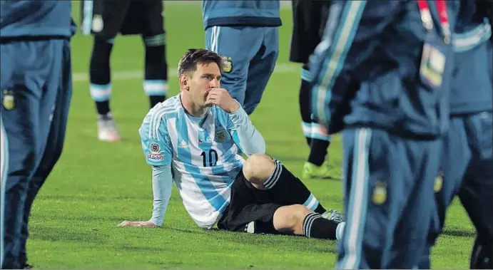  ?? ANDRE PENNER / AP ?? Lionel Messi, cariaconte­cido, tras la tanda de penaltis que proporcion­ó el título de la Copa América a Chile, el sábado