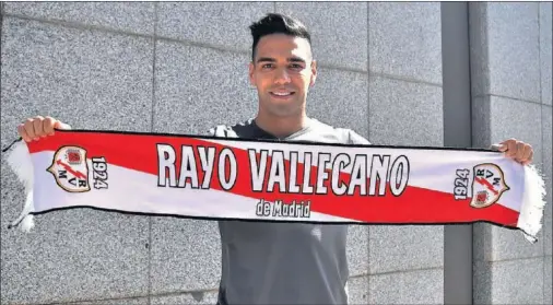  ??  ?? Radamel Falcao posa con una bufanda del Rayo a su llegada al aeropuerto.