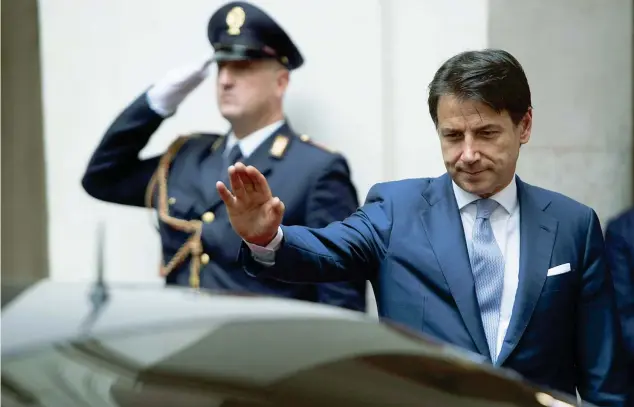  ??  ?? Premier Giuseppe Conte, 55 anni, docente di Diritto privato, è diventato presidente del Consiglio per la prima volta l’1 giugno 2018 alla guida di un governo sostenuto da Movimento 5 Stelle e Lega. Dopo la crisi di governo aperta da Matteo Salvini, il 5 settembre è tornato a Palazzo Chigi a capo di un governo M5SPD-LEU-IV