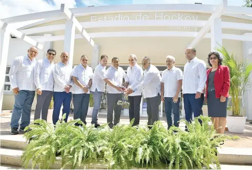  ?? DANNY POLANCO ?? El presidente Luis Abinader encabezó el palazo que dejó iniciados los trabajos de las instalacio­nes.