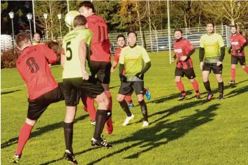  ?? Fotos: Reinhold Radloff ?? Ständig viel los war im Wehringer Strafraum. Doch das Heimteam wehrte die zahllosen Angriffe der Königsbrun­ner Gäste gut ab. Damit retteten sie einen wichtigen Punkt.