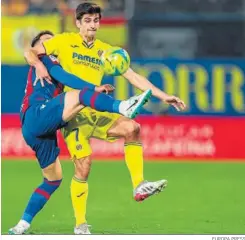  ?? EUROPA PRESS ?? Gerard Moreno intenta controlar el balón.