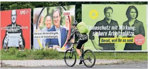  ?? FOTO: ARNE DEDERT/DPA ?? Wahlplakat­e mit den Politikern Olaf Scholz (SPD), Armin Laschet (CDU), Robert Habeck und Annalena Baerbock (Bündnis 90/Die Grünen, v. l.).