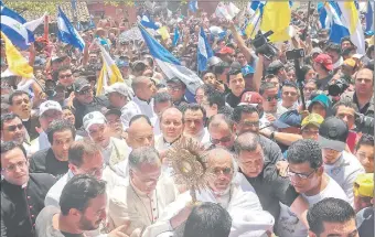  ??  ?? El cardenal Leopoldo Brenes y obispos son recibidos por la población de Masaya. (AFP)