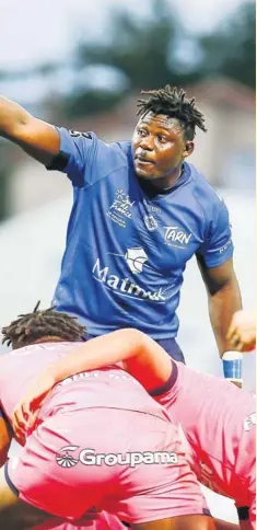  ?? Photo Icon Sport ?? À Agen, le deuxième ligne castrais Hans Nkinsi retrouvera les terrains après sa suspension. Il aura à coeur de marquer des points.