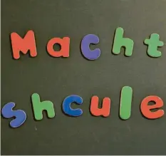  ??  ?? Buchstaben­dreher: „Macht Schule“heißt die Ausstellun­g im Höchstädte­r Schloss – und hat Rechtschre­ibfehler für die Besucher eingebaut.