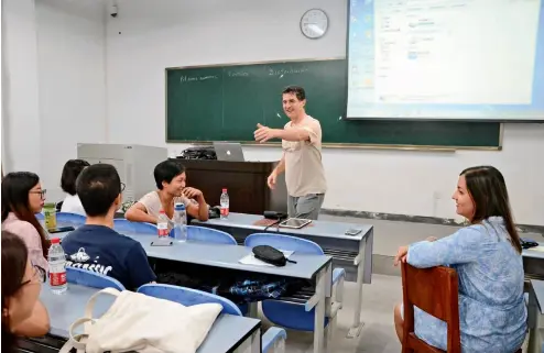  ?? Cnsphoto ?? En 2016 comenzaron los cursos de la Semana Internacio­nal de la Universida­d de Sichuan.