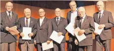  ?? FOTO: VG ?? Bei der WYC-Hauptversa­mmlung wurden folgende Jubilare für ihre langjährig­e Vereinstre­ue geehrt (von links): Kurt-Olaf Venger (60 Jahre Mitglied), Konrad Aue, Hans Walter, Hartmut Finckh, Thomas Wagner, Robert Stahl und Wolfgang List (alle 50 Jahre im...