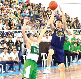  ?? MACKY LIM ?? Fourth period hero Dave Ildefonso shoots a fade away jumper to lift the National University (NU) Bulldogs' title win in the 34th Kadayawan Sports Festival Invitation­al Basketball Tournament 2019 held at the jampacked Almendras Gym Davao City Recreation Center Wednesday evening.