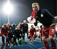  ?? Foto: Y. Hellers ?? Tanz vor der Kurve: Die Nationalma­nnschaft um Kapitän Laurent Jans feiert ihren Sieg gegen San Marino mit den Fans.