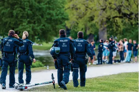  ?? Foto: Peter Kneffel, dpa ?? Nach einer Massenschl­ägerei am Samstagabe­nd und mehreren Vorfällen in den vergangene­n Wochen will die Polizei ihre Präsenz im Englischen Garten verstärken. Am Tag nach der Prügelei patrouilli­erten 160 Einsatzkrä­fte im Park.