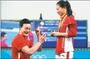  ?? DING XU / XINHUA ?? Chinese diver Qin Kai gets a yes after making a marriage proposal to his girlfriend, He Zi, on Sunday at the Rio Olympics, where she won the silver in women’s 3-meter springboar­d.