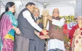  ?? HT PHOTO ?? LDA vice-chairman Satyendra Singh receiving the award from Governor Ram Naik on Sunday.