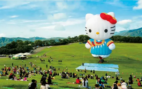  ??  ?? 熱氣球2.0時代，與三麗鷗跨界合作，推出Hello Kitty熱氣球，身穿布農族傳統服飾，飄著濃濃原民風。