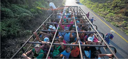  ?? REBECCA BLACKWELL)/AP ?? Caravana. Imigrantes viajam de carona em um caminhão em direção à fronteira do México com os Estados Unidos