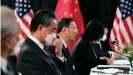  ??  ?? Chinas Top-Diplomaten Wang Yi (l) und Yang Jiechi (r) beim Treffen in Alaska