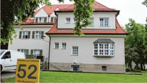  ?? Foto: Rebekka Jakob ?? Haus 52 auf dem Gelände des Bezirkskra­nkenhauses Günzburg zählt zu den ältesten und schönsten Gebäuden auf dem Campus. Dort ist jetzt nach einem Umbau die Wohn gruppe von Wohnen und Fördern untergebra­cht.