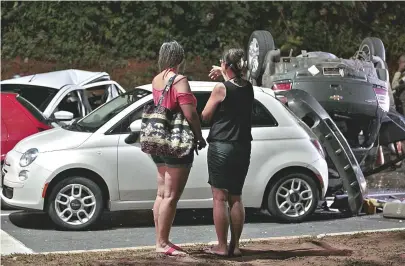  ??  ?? Bandidos trocam tiros com policiais e provocam o engavetame­nto de oito carros na Juracy Magalhães