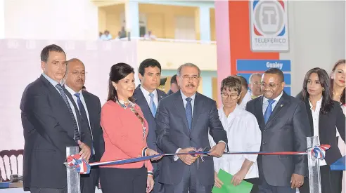  ?? NELSON MANCEBO ?? El presidente Danilo Medina realiza el corte de cinta para dejar inaugurado el Teleférico de Santo Domingo.