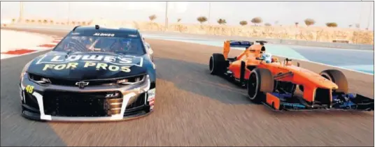  ??  ?? INTERCAMBI­O. Alonso pilotó el Chevrolet Camaro ZL1 de la Nascar y Jimmie Johnson hizo lo propio con el McLaren MP4-28 de 2013.
