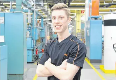  ?? FOTO: PETER ILG ?? Hochkonzen­triert und leidenscha­ftlich bei der Sache: Yannick Schneidere­it ist bei Stihl in Waiblingen Mechatroni­ker im dritten Lehrjahr.