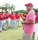  ?? F.E. ?? Moisés Alou se dirige a parte del plantel del Escogido en el inicio de sus prácticas.