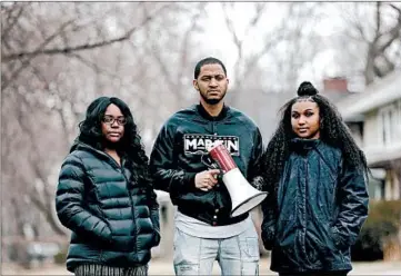  ?? STACEY WESCOTT/CHICAGO TRIBUNE ?? Michelle Sanders, left, Anthony Clark and Naomi Leach helped prepare for a protest held Saturday at R. Kelly’s studio.