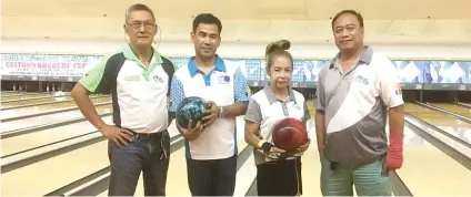  ?? CONTRIBUTE­D FOTO ?? WINNERS Cetba president Eric Bucoy (left) and vice president Doc Doc Gothong (right) with Friday Group champions Ronan Barredo and Cynthia Uybengkee.