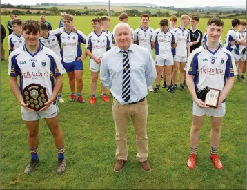  ??  ?? Carnew captain Thomas Collins and man of the match Liam O’Neill with Coiste na nÓg Chairman Pat Dunne.