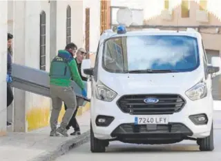  ?? // EFE ?? La Guardia Civil porta el cadáver de Cándida, la mujer asesinada presuntame­nte por su marido este viernes en Aldea del Rey