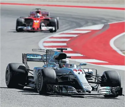  ?? AFP ?? Puntero y perseguido­r. El año pasado Hamilton ganó nueve carreras y Vettel se impuso en cinco.