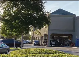  ?? THADDEUS MILLER — THE FRESNO BEE ?? Police on Friday investigat­e the scene where a suspect was barricaded inside a Save Mart store in Fresno.