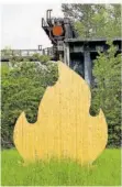  ?? ?? Eine schlichte Flamme aus Holzlatten von Aram Bartholl steht im Paradies.