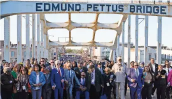  ?? ?? el presidente y un contingent­e cruzan el puente Edmund Pettus en Selma, Alabama