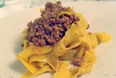  ??  ?? Piatti Sopra le Tagliatell­e al ragù, a destra il Salame; a sinistra il Prosciutto, sotto i Tortelloni