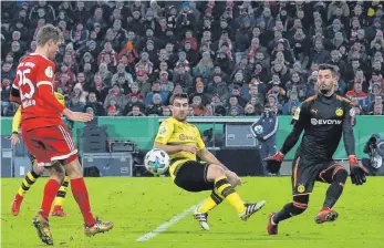  ?? FOTO: IMAGO ?? Die Vorentsche­idung: Thomas Müller hebt den Ball an Sokratis und Bürki (re.) vorbei zum 2:0.