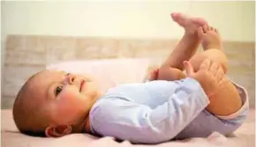 ??  ?? ALTERNATIV­A. La piel irritada del bebé sana con agua tibia y un buen secado, dice el pediatra Eduardo Acuña.