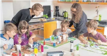  ?? FOTO: ANDY HEINRICH ?? Marek ( von links), Scarlett, Jakob und Tom haben beim Steine bemalen im Rahmen der Ferienspie­le Kressbronn mit ihren Betreuerin­nen, Miriam Reimerink und Pia Wachter, viel Spaß.